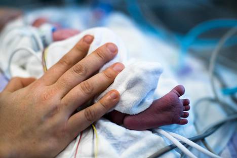 Synnyttäneen äidin pitää käydä terveydenhuollon jälkitarkastuksessa 5–12 viikkoa synnytyksen jälkeen.