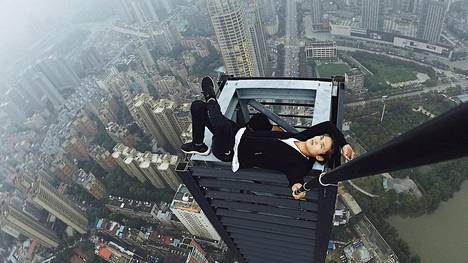 Kiinalaismedia: Hurjia selfie-kuvia harrastanut mies putosi pilvenpiirtäjästä ja kuoli