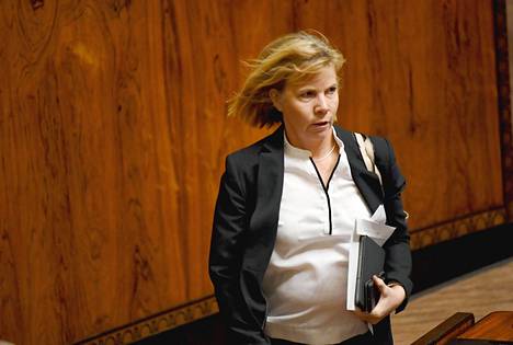 Oikeusministeri Anna-Maja Henriksson (r) eduskunnan täysistunnossa 25. lokakuuta.