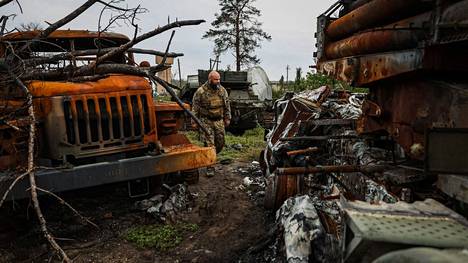 Ukrainalaissotilas tutki tuhottuja venäläisiä ajoneuvoja perjantaina Sosnoven kylässä, joka sijaitsee non 15 kilometriä Lymanista luoteeseen.