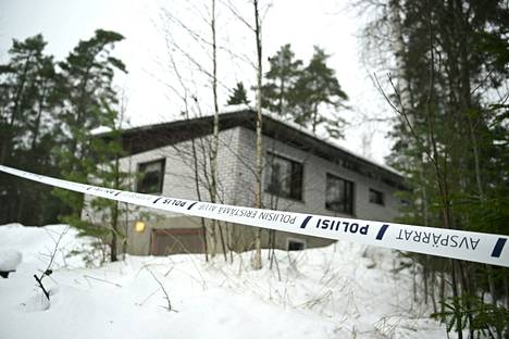 Poliisin eristysnauhaa omakotitalon ympärillä Kirkkonummen Veikkolassa 20. joulukuuta. Poliisi tutkii tapausta, jossa neljä ihmistä löytyi talosta kuolleina.
