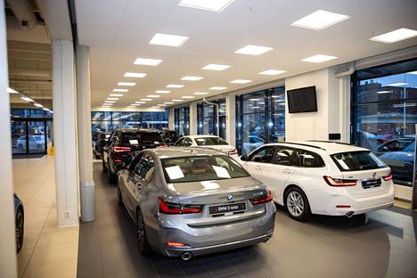 Uusia autoja myynnissä Tampereella tammikuussa 2023.