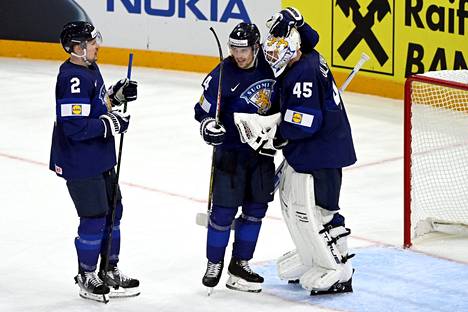 Ville Pokka (vas.) ja Mikko Lehtonen riensivät onnittelemaan Jussi Olkinuoraa Norja-voiton jälkeen MM-turnauksen alussa.