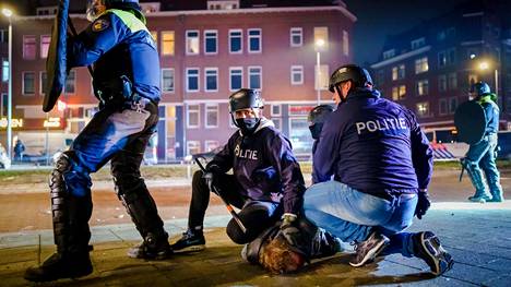 Hollanti | Ulkona­liikkumis­kieltoa vastustavat mellakat jatkuivat Hollannissa: poliiseja heiteltiin kivillä ja kauppoja ryöstettiin