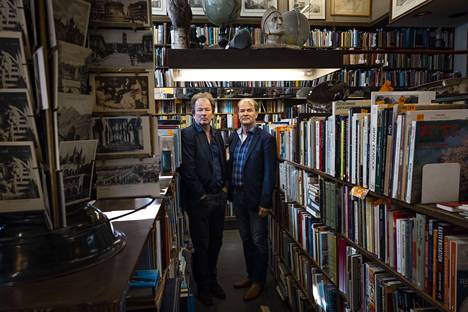 Kjell  (vas.) ja Mårten Westö ovat molemmat ostaneet paljon kirjoja Hagelstamin antikvariaatista. 