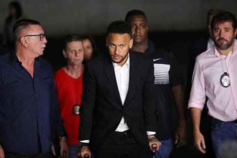 Neymar lähdössä poliisiasemalta São Paulossa sen jälkeen, kun häntä oli kuultu epäiltyyn raiskaukseen liittyen.