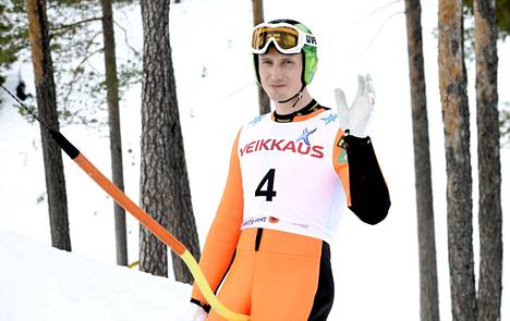 Hannu Manninen kilpailee lauantaina Taivalkosken SM-kisoissa viiden vuoden takaisessa hyppypuvussa.