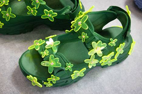 Pei-Chi Tai oli valmistanut mallistoonsa 1990-luvun teknoutopiakuvastosta inspiroituneita vihrein muovikukin koristeltuja terveyssandaaleita.