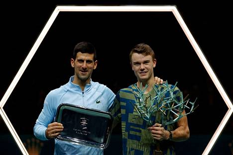 19-vuotias tanskalaisteini Holger Rune (oik.) kukisti Pariisin Masters-turnauksen loppuottelussa Novak Djokovicin.
