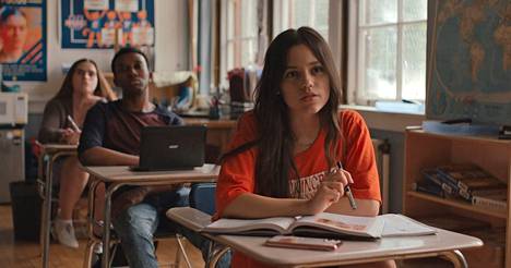 Jenna Ortega esittää kouluampumisesta selvinnyttä Vadaa.