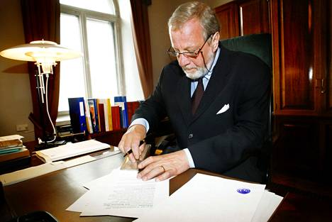 Oikeuskansleri Paavo Nikula leimasi europarlamenttiin nousseiden tilalle valittujen uusien kansanedustajien valtakirjoja 2004. 