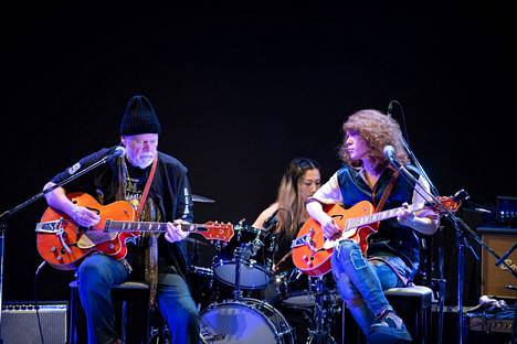Randy Bachman (vas.) soitti Tokiossa konsertissa pitkän etsinnän jälkeen löytynyttä vanhaa kitaraansa. Kitaran edellinen omistaja Takeshi sai vaihtokaupassa Bachmanilta samanlaisen.