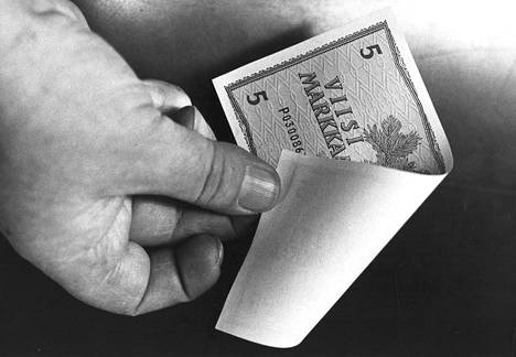 Tällainen virhepainama viiden markan seteleissä sattui ensimmäisen kerran tänä vuonna. Toispuolisia seteleitä on Suomen pankin setelipainon mukaan liikkeellä 24. Vasta kahdesta virheellisestä viisimarkkaisesta on kuitenkin ilmoitettu.