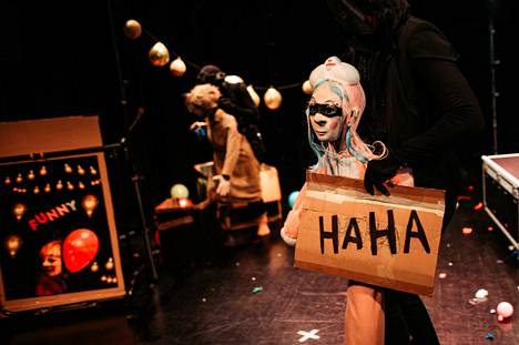 Turkulainen nukketeatteriryhmä Kuuma Ankanpoikanen toi Sampo-festivaalille esityksen Funny – the best puppet show ever made.