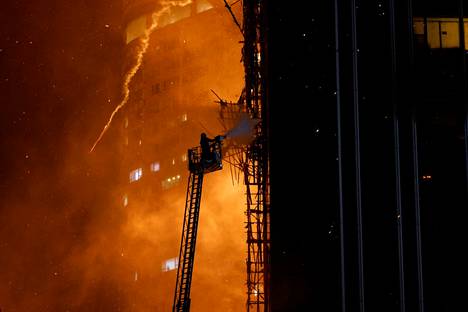 Tornitalon tulipaloa sammutettiin Hongkongissa paikallista aikaa perjantaina.