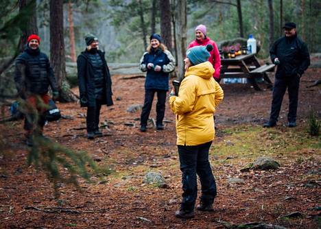 Aino-Maija Vaskelainen kertoo, että metsäfasilitoinnissa työntekijät kohtaavat toisensa erilaisella tavalla, kun tavanomainen ympäristö on vaihtunut.