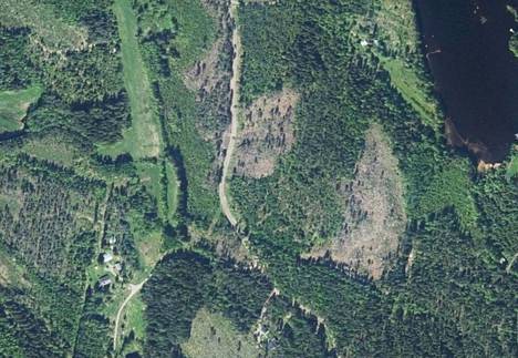 Metsien hakkuualueet erottuvat hyvin satelliittikuvista. Tämä kuva on Metsäkeskuksen käyttämä satelliittikuva, mutta kuvan hakkuut eivät liity paljastuneisiin laittomuuksiin.