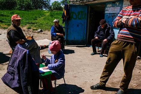 People sitting at the entrance to the bunker in Lysyshansk on May 23rd.