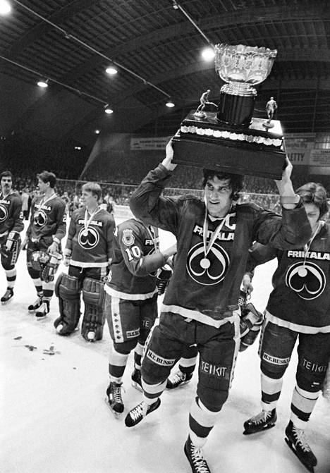 Veli-Pekka Ketola nosteli Kanada-maljaa Ässien tähtipelaajana vuonna 1978.