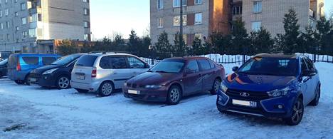 Eräs parkkipaikka aivan tavallisella asuinalueella Venäjän Karjalassa maaliskuussa 2023: pari Ladaa, vanha korealainen Hyundai ja joitakin vanhempia eurooppalaisia malleja.