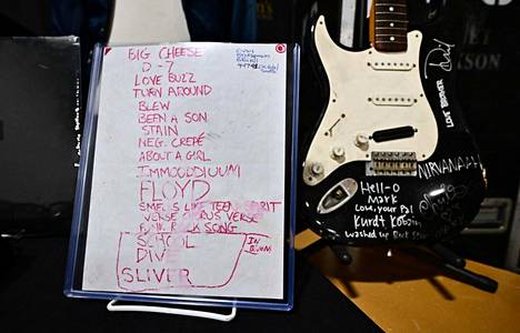 Huutokaupassa kaupataan kitaran lisäksi Kurt Cobainin käsin kirjoittama settilista.