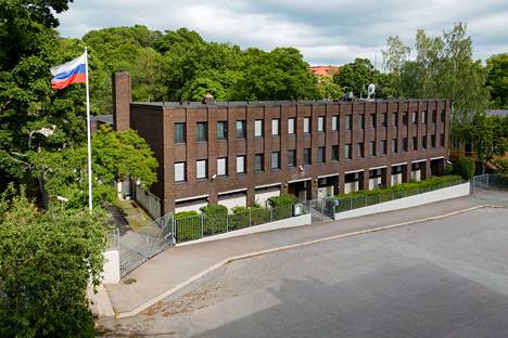 Venäjän Turun-pääkonsulaatti sijaitsee suositun Vartiovuorenpuiston kupeessa lähellä Turun keskustaa. Kiinteistön omistaa Suomen valtio.