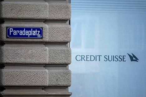 Sveitsiläispankki Credit Suissen velkojien kohtalo hermostutti sijoittajia maanantaina. Ongelmapankki myytiin sunnuntaina kilpailija UBS:lle. 