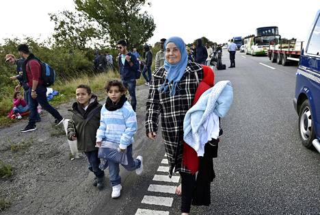 Syyrialaispakolaiset kävelivät valtatien laitaa Rodbyn pohjoispuolella Tanskassa kesällä 2015 suuntanaan Ruotsi, jonka pakolaispolitiikkaa pidettiin Tanskan politiikkaa ystävällisempänä.