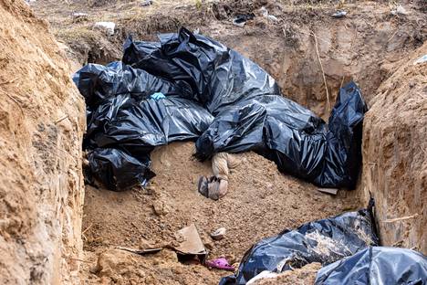 Huhtikuun alussa venäläisjoukoilta takaisin vallatussa Butšan kaupungista löytyi ruumiita myös joukkohaudasta.