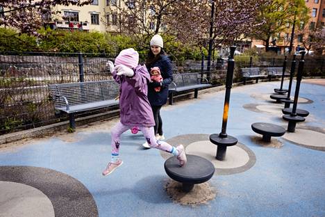 Milla Louhelainen ja hänen tyttärensä leikkimässä tutussa leikkipuistossa.