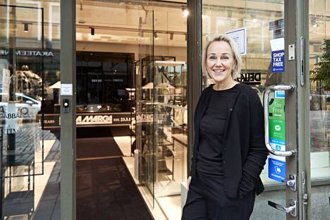 Della Margan johtaja Leena Lahti-Taillon sanoo, että Esplanadin tietyöt ovat saattaneet vähentää asiakkaita myymälästä.