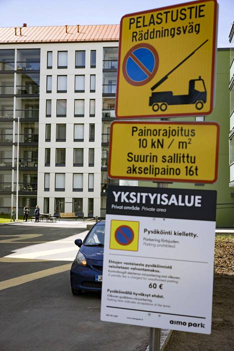The parking ban is described in Finnish, Swedish and English.  Still, there is constant parking in the yard.