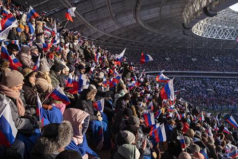 Venäläisessä mediassa on arvioitu, että keskiviikkona iltapäivällä järjestettyyn Putinin ja armeijan tukikonserttiin osallistui noin 200 000 ihmistä. Osa seurasi tapahtumaa istumapaikoilta stadionilla, loput näyttöruuduilta stadionin ulkopuolella.