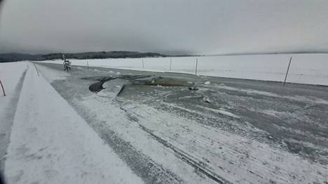 Laukansaaresta on jäätietä pitkin matkaa mantereelle reilu seitsemän kilometriä. Kuva on otettu tuoreeltaan sen jälkeen, kun traktori putosi jään läpi järveen. 