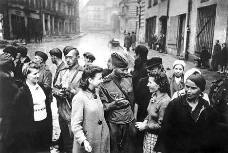 Puna-armeija vapauttamassa Vilnaa natsimiehityksestä vuonna 1944. Sotilaat keskustelemassa paikallisten kanssa kadulla. Neuvostomiehitys taas jatkui Liettuassa aina maaliskuuhun 1990.
