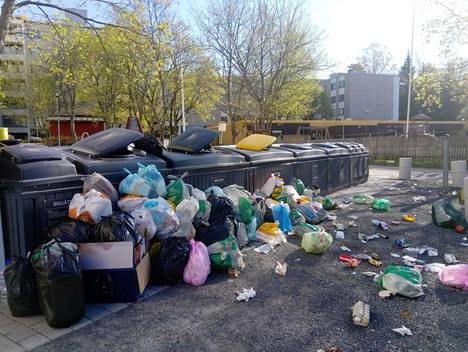 Kannelmäkeläisen taloyhtiön jätteenkeräyslaatikoiden ympäristössä lainehti roskapusseja.