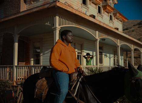 Daniel Kaluuya esittää Nopessa hevoskouluttaja ja tilanomistaja OJ:ta.