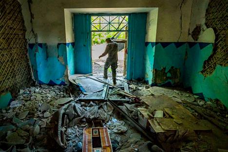 Ukrainalaissotilas tarkisti Venäjän ilmaiskun tuhoja Donbasin alueella Kostjantynivkan kaupungissa.