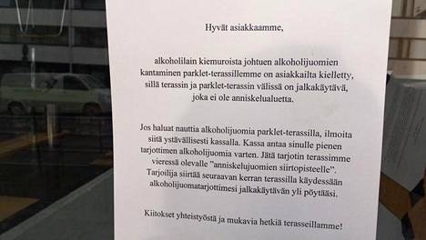 Helsingin Alppiharjussa olevan Döner Harju -ravintolan omistajat kiinnittivät torstaina avatulle terassille ohjeet alkoholijuomien saamiseksi parkkiruututerassille.
