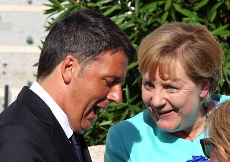 Saksan liittokansleri Angela Merkel keskusteli Italian pääministeri Matteo Renzin kanssa Italian Ventotenessä maanantaina.