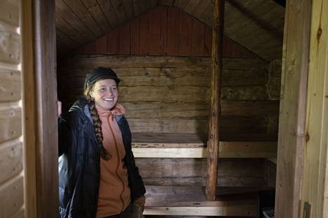 Sara Söderlund rakensi tontilleen saunan, joka on kävijöiden varattavissa. 