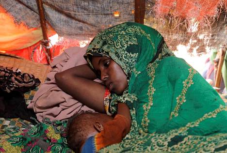 Abdia Aden Mohamed lepäsi kahdeksankuisen lapsensa kanssa 24. toukokuuta väliaikaisessa turvamajoituksessa. Leiri Dolowssa, Gedon alueella eteläisessä Somaliassa majoittaa ihmisiä, jotka ovat joutuneet pakenemaan kodeistaan maan sisällä.