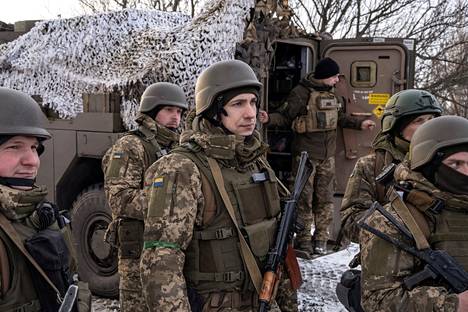 Ilmahyökkäysprikaatin ukrainalaissotilaat valmistautuivat taisteluun helmikuussa. Taustalla on Bushmaster Protected Mobility Vehicle -ajoneuvo.