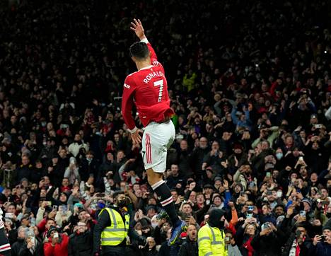 Manchester Unitedin Cristiano Ronaldo tuuletti ilmavasti Arsenalin verkkoon tekemäänsä maalia.