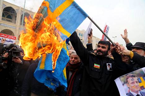 Iranissa poltettiin Ruotsin lippu tammikuussa protestina Koraanin polttamiselle Ruotsissa.
