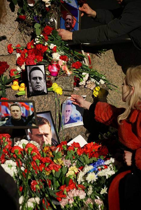 The sea of ​​flowers in memory of Alexei Navalny at the monument to the victims of political persecution in Moscow has already been removed by the authorities many times.  There are still enough brave rememberers.