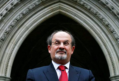 Brittikirjailija Salman Rushdie kuvattuna vuonna 2008.