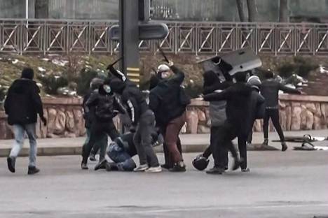 Poliisi ja kansalliskaarti ottivat yhteen mielenosoittajien kanssa torstaina Almatyssa.