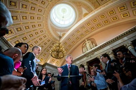 Vipuvarsi. Edustajainhuoneen republikaanipuheenjohtaja Kevin McCarthy (keskellä) kertoi Yhdysvaltojen velkakattoneuvottelujen tilanteesta keskiviikkona Washingtonissa.