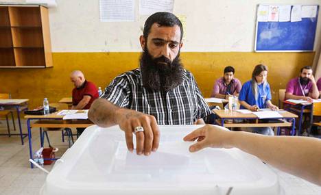 Libanonilainen mies äänesti parlamenttivaaleissa Tripolissa sunnuntaina.